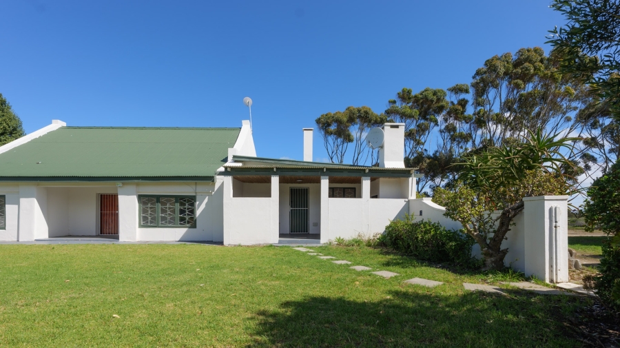 To Let 4 Bedroom Property for Rent in Struisbaai Western Cape